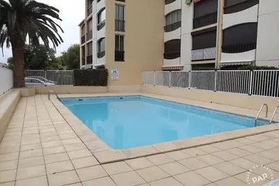 Image de studio cabine-mezzanine avec piscine près bord de mer et commerces