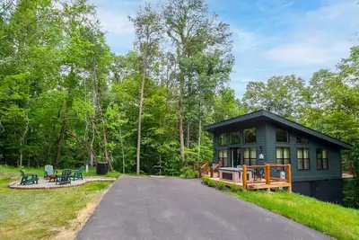 Image de Smoky Mountain Dove | Hot Tub, Firepit, Fireplace