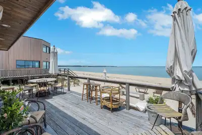 Image de Tranquil Bayfront Escape in Southampton Beachfront Living with. . .