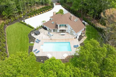 Image de Modern Resort-Style Retreat in the Heart of East Hampton Seamless. . .