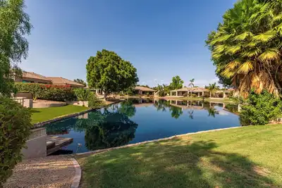 Image de Lynx On The Lake! - Spacious 4-bedroom house with Ac, on the Lake