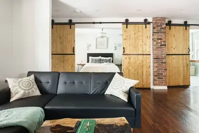 Image de Wood-Rich Niagara Loft close to Queen Street