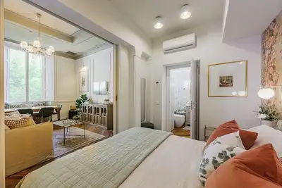 Image de Fully-Renovated, Designer One-Bedroom w/ Patio in quiet, central location