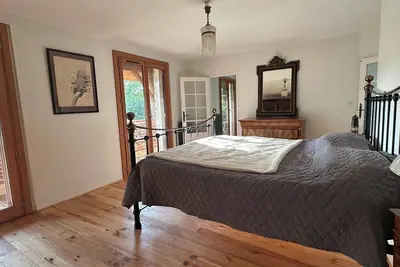 Image de Unique. « Villa fleurie » du domaine de Fontainecourt avec ateliers d’artistes.