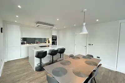 Luxury 2 Bedroom Apt w/Parking