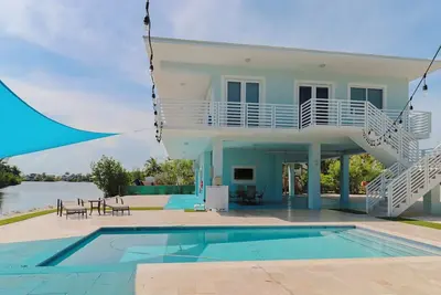 Image de Pirates Lair- Beautiful Key Largo Pool Home with Lake View