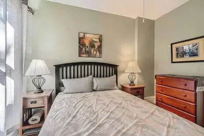 Image de Charming Townhome, Minutes from Everything!