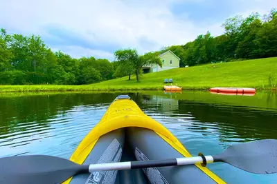 Image de 20 Acre Catskills Chic Mountain Cabin + Hot Tub, Swimming Pond, Game Room