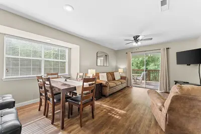 Image de Newly remodelled, 2 bedroom condo with pool and close to Sdc!