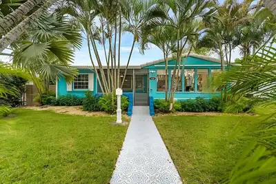 Image de Welcome to The Palm House – A Stylish Tropical Getaway in Hollywood, Florida