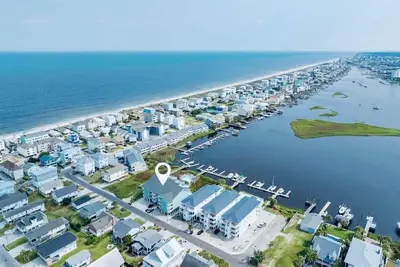 Image de *New*, Walk to beach, Pool, Boat Slip, Gear, Slp 6