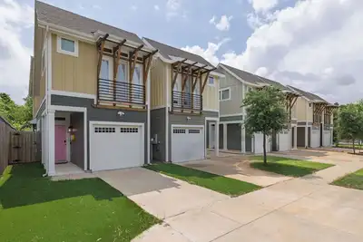 Image de Summer Stay in Design District Townhome