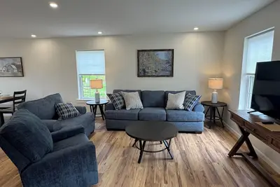 Image de 3 Br / 2. 5 Bath Riverview