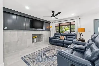 Image de Newly remodeled-minutes from the beach
