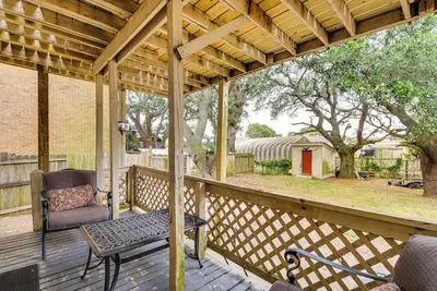 Image de Stroll to Shore: Quaint Condo w/ Deck in Norfolk