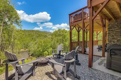 Image de Lakefront Cabin in Elk Park w/ Hot Tub & Mtn Views