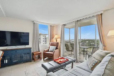 Image de Bonita Beach and Tennis 5904. Enjoy the luxury feel in our studio condo.