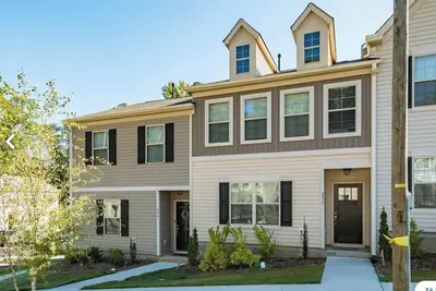 Image de Upscale King 3br Townhouse Mins to Cary & Nc State