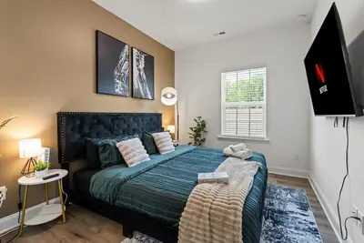 Image de Luxe King 3br Townhouse Mins to Uptown Charlotte!