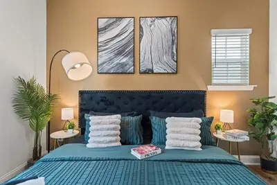 Image de Luxe King 3br Townhouse Mins to Uptown Charlotte!
