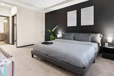 Image de Luxe King 3 Bedroom Suite in North Raleigh!