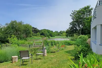 Image de Maison avec terrasse à 100 mètres de la mer, vue sur étang, jardin arboré.