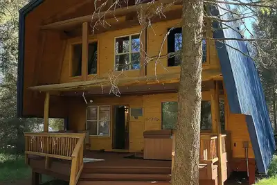 Image de New Listing - The Wild Yeti - Rustic Island Park Cabin:  Hot Tub, Sauna