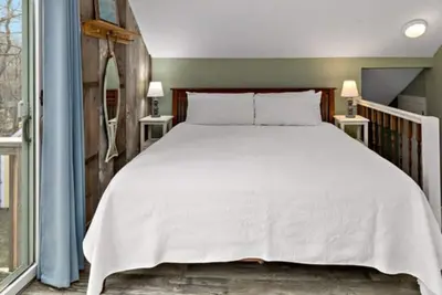 Image de Eastham Carriage House Retreat - The Sail Loft Suite