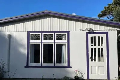 Quiet family-friendly cottage in Island Bay close to beach and city centre