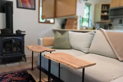 Image de Newly Renovated, Light-Filled Cabin