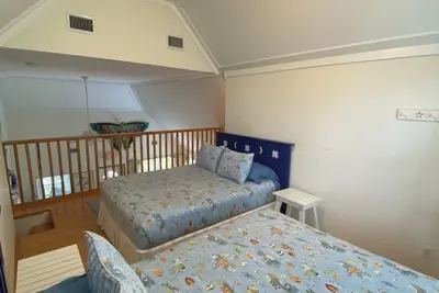 Image de Experience a tree house feel minutes from the beach in Old-Florida!
