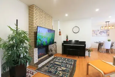 Image de Rocky Mtn Escape-6 bdrm, near shops, dining, UofC