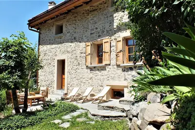 Chalet 'Pierre-vue Sur Le Pelvoux' avec vue sur montagne, jardin privé et balcon