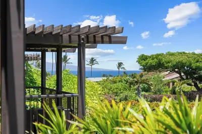 Image de Hidden Gem: 1bd/2ba with Ocean Views Visible Through Lush Tropical Surroundings