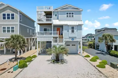 Image de \"Conning Tower\" Second Row, 6 Bedroom, 6. 5 Bathroom, Elevator, Canal Access!