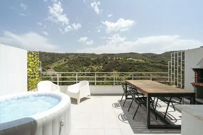 Image de HostWise - Sunny Flat w/ Jacuzzi and Balconies