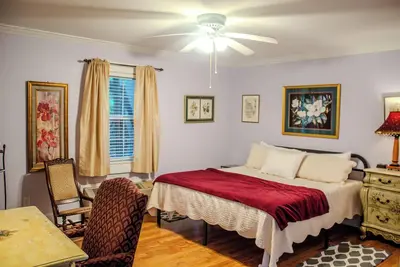 Image de The Violet Cottage - Downtown Clinton