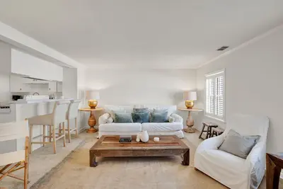 Image de Beautiful Carriage House | Heated Pool Access