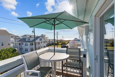 Image de Seahorse Lounge steps to the beach!