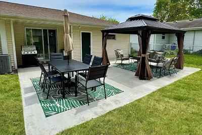 Image de Steps to Titletown District- Spacious 4-bedroom with large patio, heated garage