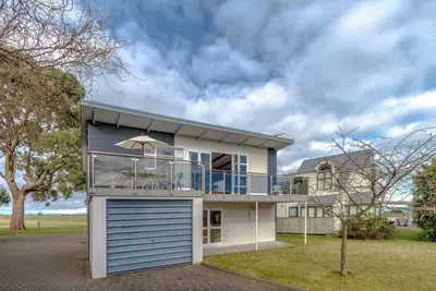 Image de Lakeside Delight with Mountain Views