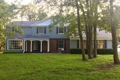 Image de Large secluded 4-bedroom family home in the timber with views of Perry Lake.