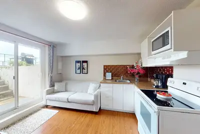 Image de Lakefront studio with shared grill & firepit - steps to beach and pool