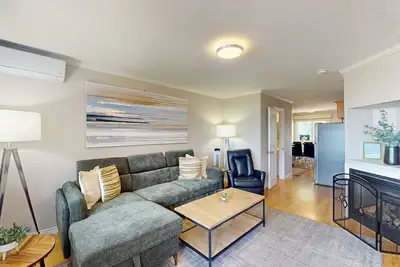Image de Lakefront condo steps to the beach with pool, and fireplace