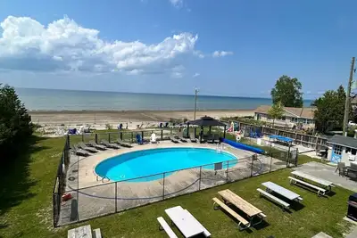 Image de Lakefront condo steps to the beach with pool, and fireplace
