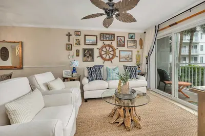 Image de Sail Inn SaintSimons-ground unit, beach access, pool