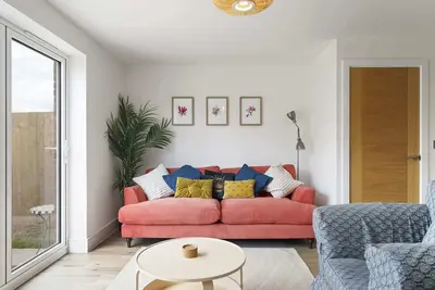 Image de Modern Family Home with Private Garden & Parking