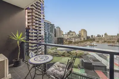 Image de Docklands Waterfront Elegance with Cityscape Views