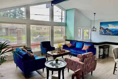 Image de Beautiful relaxing home 4br/3ba -Ac-near Light Rail