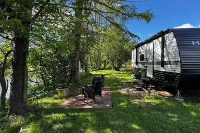 Image de Cozy Riverfront Rv with pool and playground in Cortland